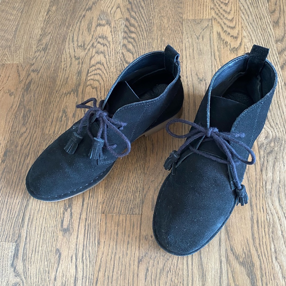 TOMMY BAHAMA | Black suede booties with tassle details. Beautifully made! Size 9